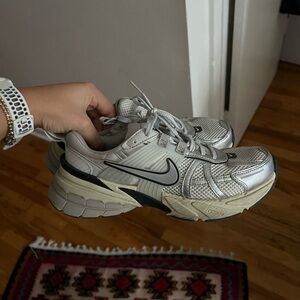 NIKE WHITE V2K RUN SUMMIT